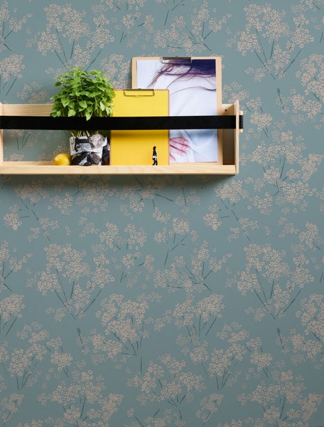 Schwarzes Küchenspülbecken mit Abtropfgitter und Wasserhahn