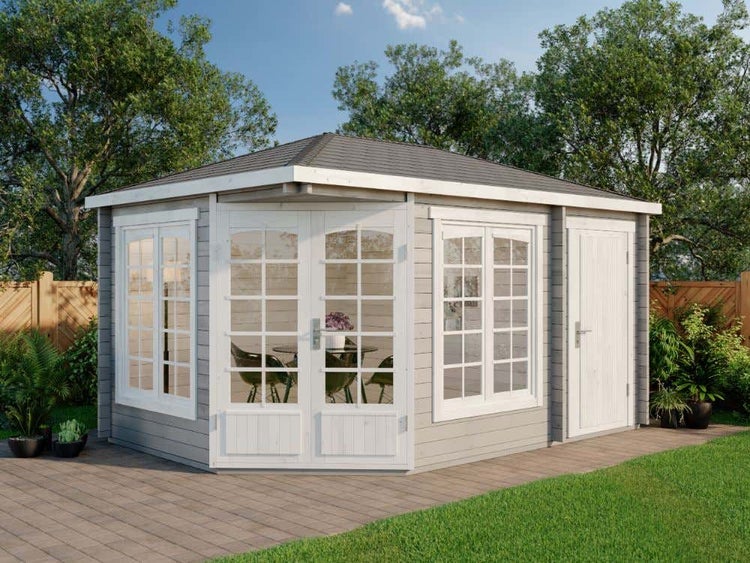 Modernes Eckgartenhaus aus Holz mit Walmdach, Doppeltür mit Sprossenfenstern und einer zusätzlichen Seitentür im Garten.