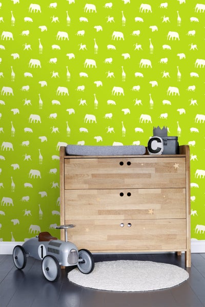 Dekoratives Kinderzimmer mit Kommode, Spielzeugauto und Tapete mit Tiermotiven