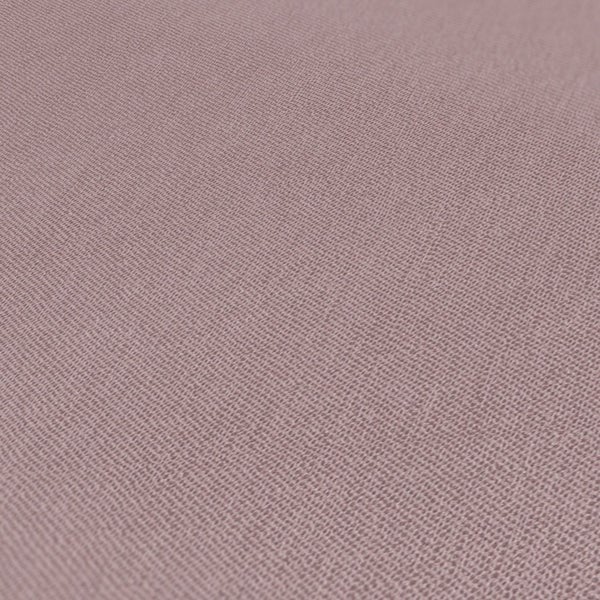 Szene mit Sessel, Kommode, Lampe und Büchern