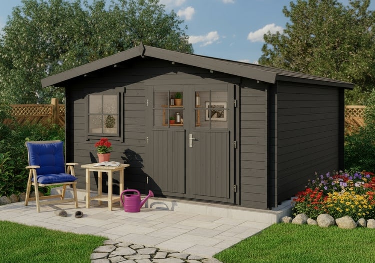 Gartenhaus aus Holz mit Fenster und Doppeltür, umgeben von Gartenmöbeln und Blumen