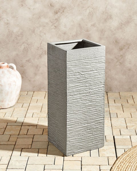 Rechteckiger Pflanzkübel mit horizontaler Rillenstruktur