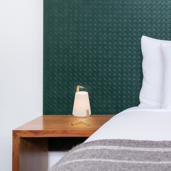 Schlafzimmer mit Nachttischlampe und Bett