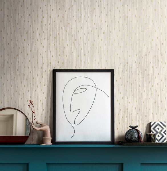 Dekorative Wandgestaltung mit blauer Tapete und minimalistischer Tischdekoration