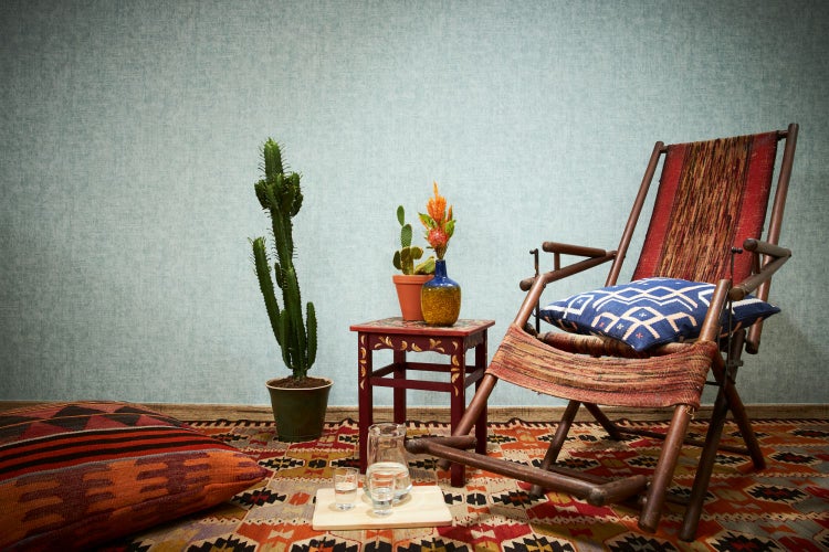 Tischleuchte mit zylindrischem Schirm und Betonfuß