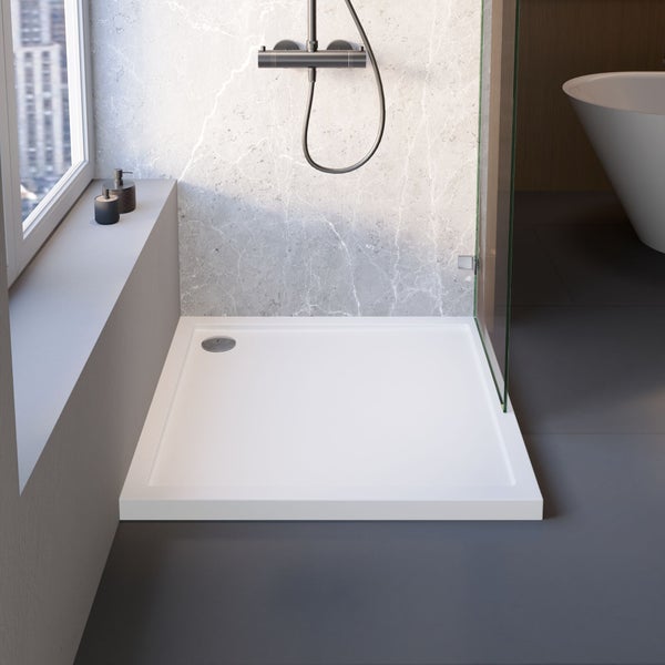 Ebenerdige Dusche mit Duschkopf in einem Badezimmer.