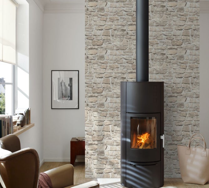 Wohnzimmer mit Kaminofen und Steinwandtapete