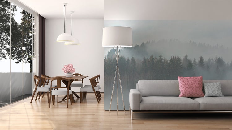Modernes Wohn- und Esszimmer mit Wald-Fototapete, Sofa, Dreibein-Stehleuchte und Esstisch aus Holz. Hell, geräumig und strukturiert.