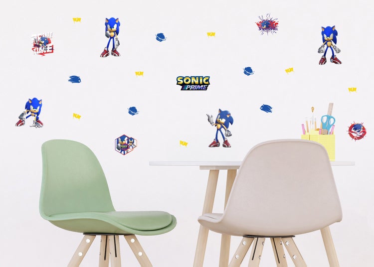 Wandtattoos mit Charakteren und Logos von Sonic Prime, angebracht an einer Wand über einem Tisch und Stühlen.