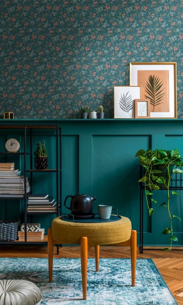 Nahaufnahme einer rosafarbenen Hortensie mit grünen Blättern