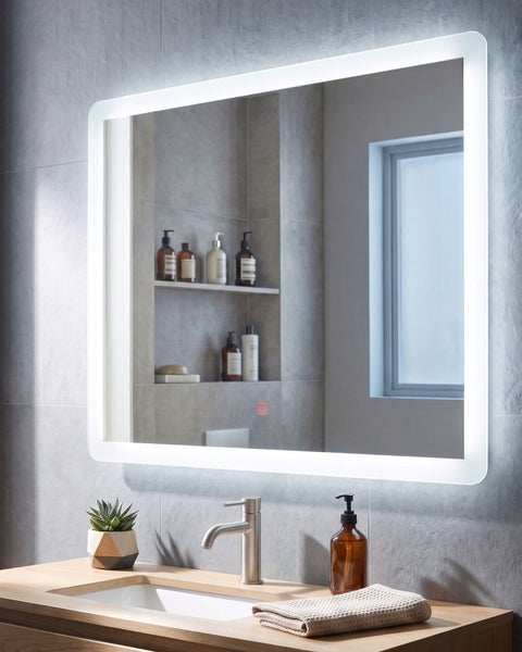 Rechteckiger Badezimmerspiegel mit integrierter LED Beleuchtung und Touch Schalter über einem Waschbecken mit Holzplatte und Armatur.