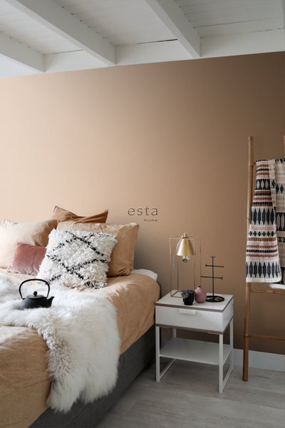 Schlafzimmer mit Bett, Nachttisch, Lampe und dekorativer Leiter