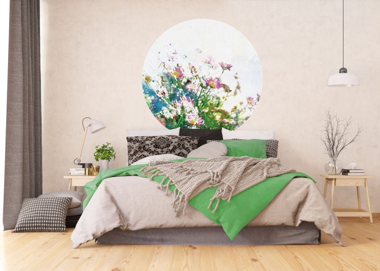 Schlafzimmer mit Wandtattoo mit Blumenmotiv über dem Bett