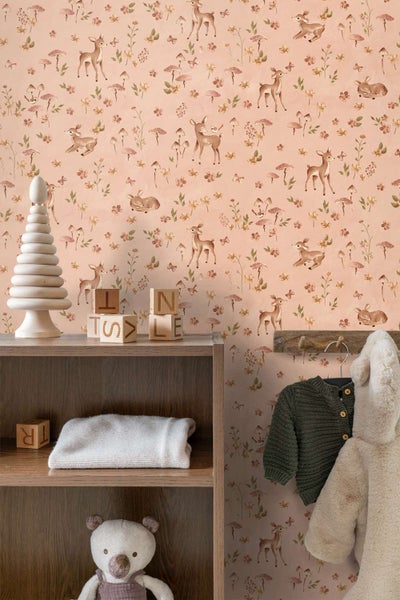 Tapete mit Reh und Waldmotiv in einem Kinderzimmer mit Holzregal, Holzspielzeug und Kinderkleidung an einer Wandhakenleiste.