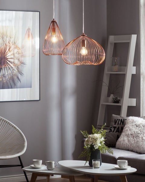 Wohnzimmer mit zwei Pendelleuchten mit Drahtschirmen