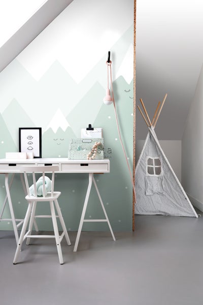 Dekoratives Kinderzimmer mit Schreibtisch und Spielzelt