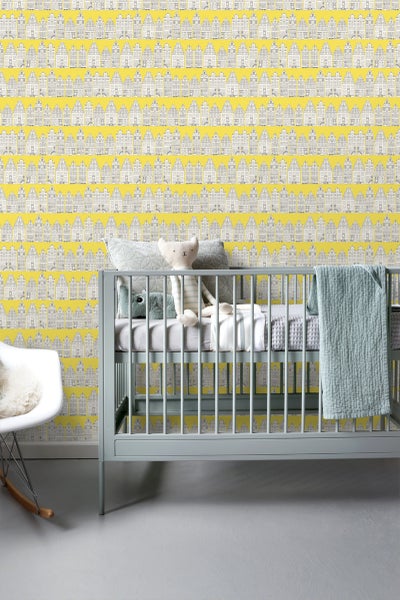 Kinderzimmer mit gelber Tapete, Gitterbett und Spielzeug
