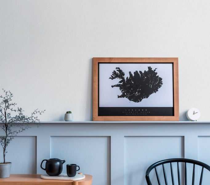 Heller Essbereich mit Esstisch, Stühlen und Pendelleuchten in einem modernen Haus