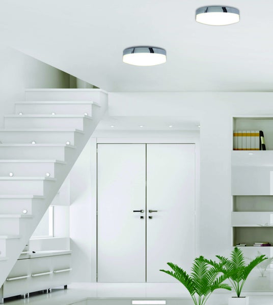 Helles Interieur mit Treppe, weißen Türen, Regalen und zwei Deckenleuchten