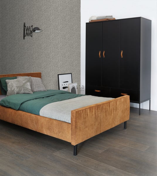 Schlafzimmer mit Bett, Kleiderschrank und Wandleuchte