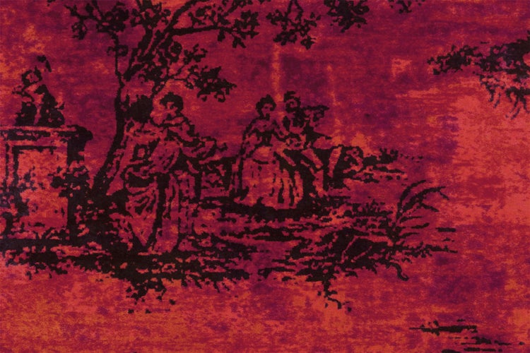 Toile-de-Jouy-Muster mit ländlicher Szene, Personen und Bäumen auf strukturierter Oberfläche.
