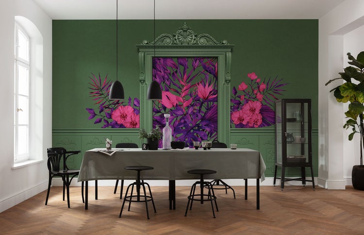 Esszimmer mit Esstisch, Stühlen, Dekoration und floraler Wandgestaltung in Grün-, Pink- und Lilatönen.