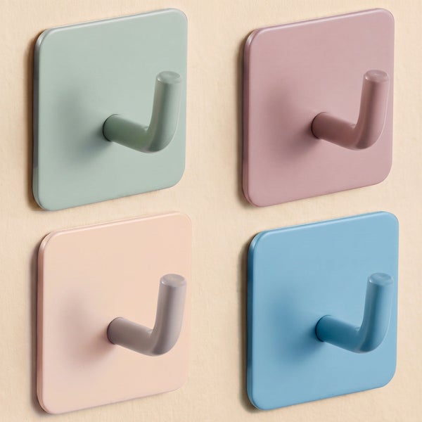 Set aus vier selbstklebenden Wandhaken in quadratischer Form mit abgerundeten Ecken zur Wandmontage.