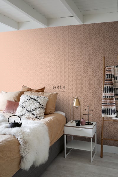 Schlafzimmer mit Bett, Nachttisch und geometrischer Tapete