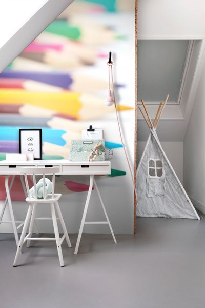 Kinderzimmer mit Schreibtisch, Stuhl, Spielzelt und Wandtapete mit Buntstift-Motiv