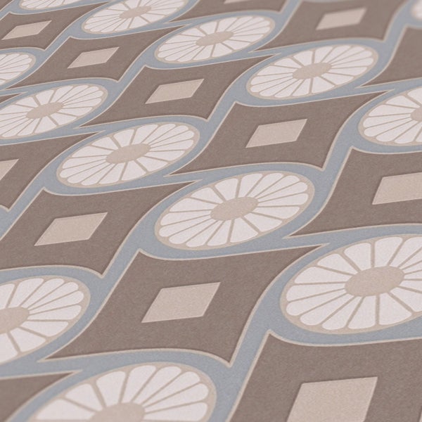 Schlafzimmer mit Bett, Nachttisch und gemusterter Tapete