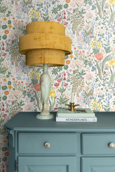 Holzfigur eines Handwerkers mit Hammer auf einem Tisch