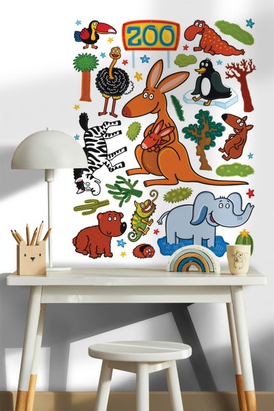 Wandaufkleber mit Tiermotiven auf einer Kinderzimmerwand über einem Schreibtisch