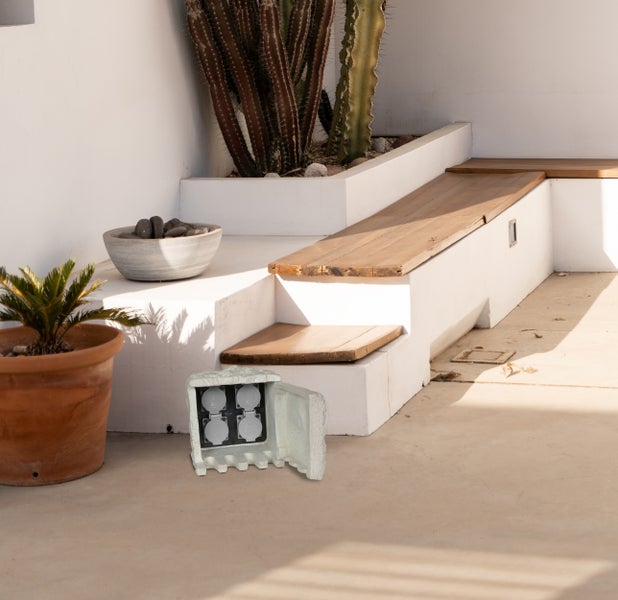 Außen-Steckdosenstein ROCCUS, aus grauem Kunststoff, Steckdosen/Technik für Garten und Terrasse