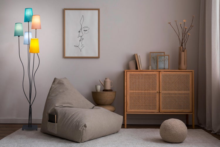 Stehlampe mit mehreren Armen und farbigen Lampenschirmen