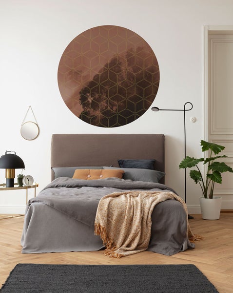 Schlafzimmer mit Bett, Nachttisch, Stehlampe, Zimmerpflanze und Wanddekoration