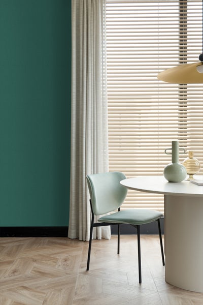 Einrichtungsszene mit Esstisch, Stuhl und Fensterjalousien