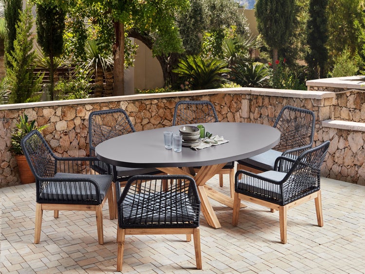 Gartenszene mit Esstisch und sechs Stühlen auf einer Terrasse