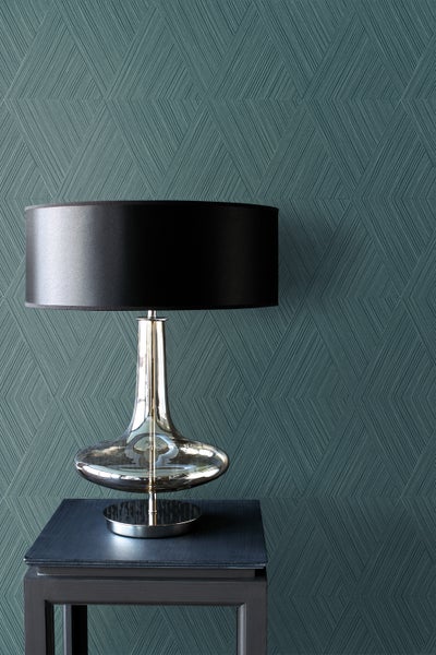 Dekorative Tapete mit geometrischem Muster und Tischleuchte