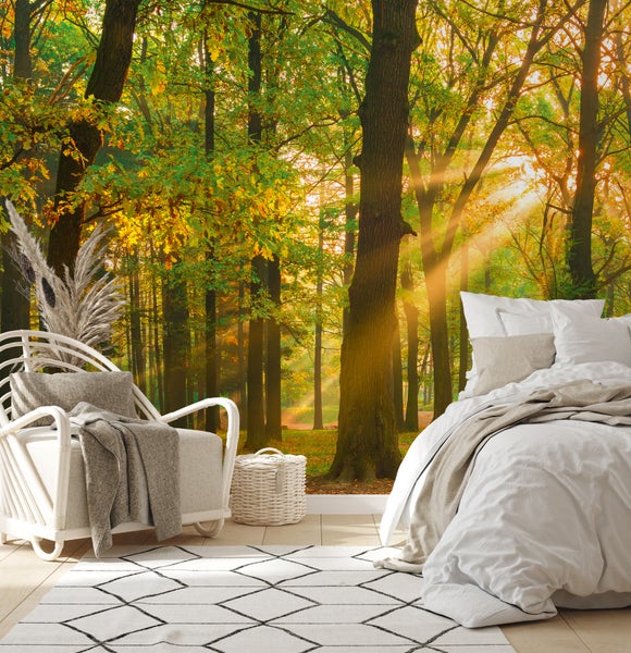 Schlafzimmer mit Waldtapete, Sessel, Teppich und Bett