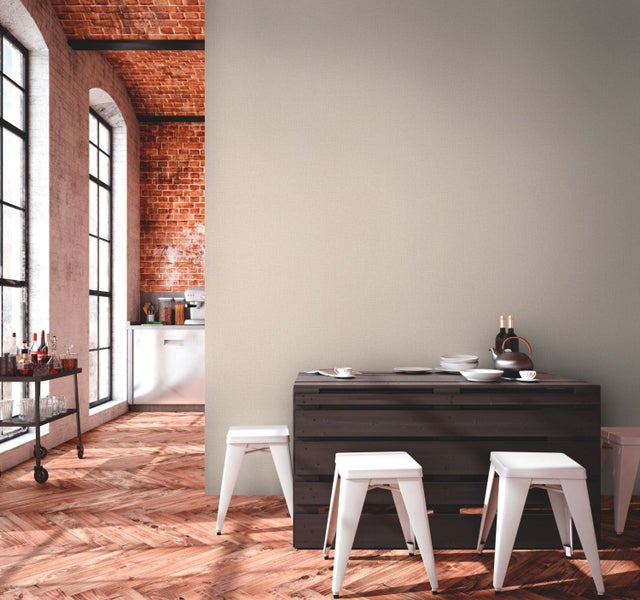 Wohnzimmer mit Sofa, Sesseln, Couchtischen und Regal