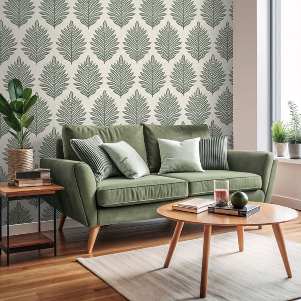 Wohnzimmer mit grüner Couch, Holztisch und Blattmuster-Tapete für eine gemütliche Atmosphäre.