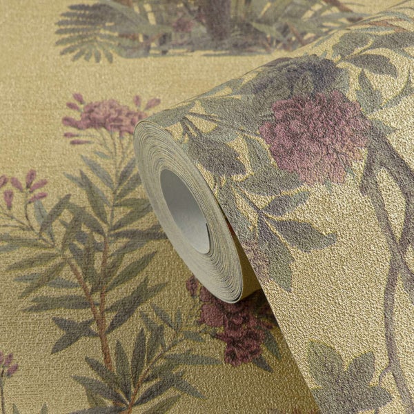 Eine Tapetenrolle mit florale Muster und Blüten auf einer strukturierten Oberfläche.