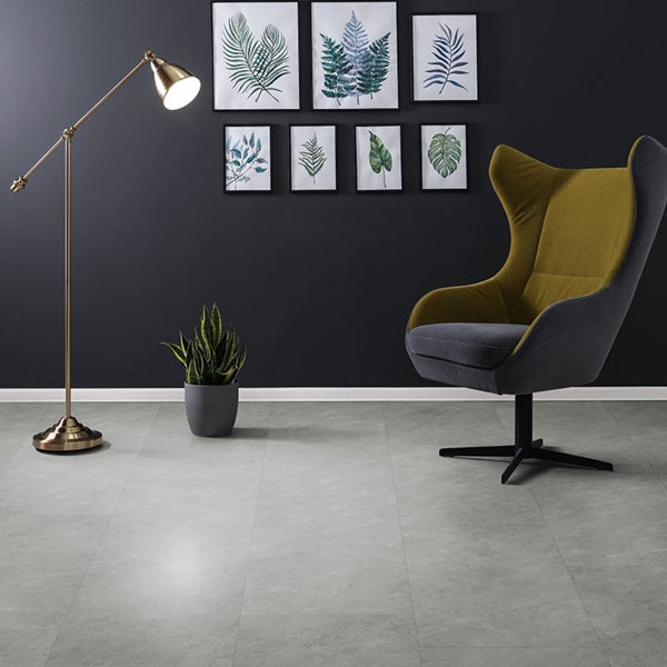 Modernes Wohnzimmer mit hellgrauem Bodenbelag, Stehlampe und Sessel