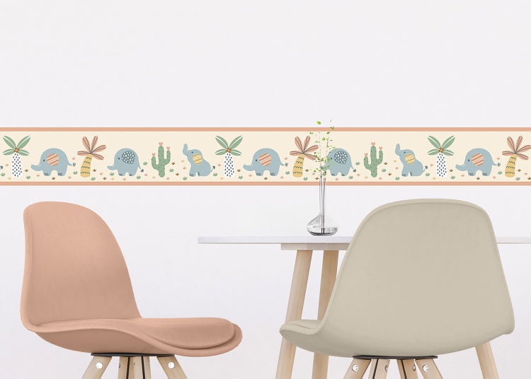 Selbstklebende Kinderzimmer-Bordüre mit Elefanten, Palmen und Kakteen an einer Wand über einem Tisch mit Stühlen.
