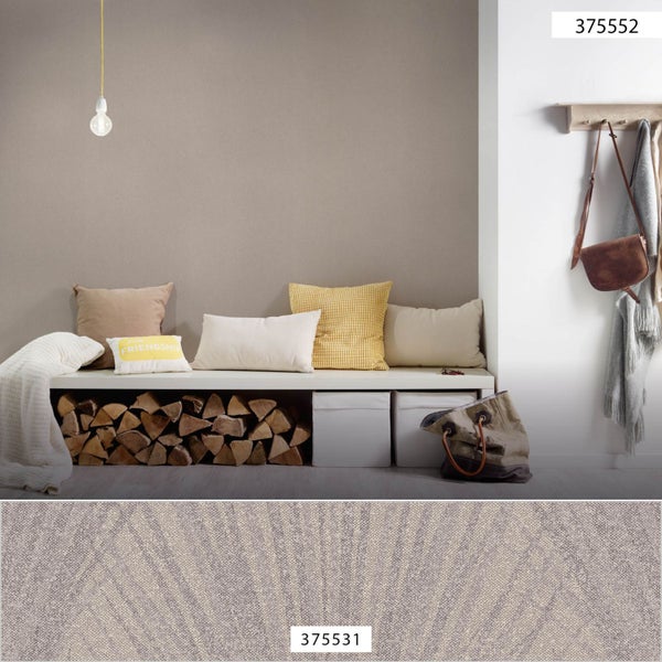 Mann entspannt unter einem Sonnenschirm mit UPF 30+ Schutz auf einer Terrasse