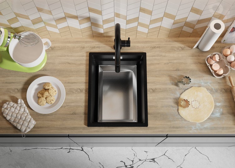 Küchenszene mit Spüle, Armatur, Teig, Plätzchen und Küchengeräten von oben