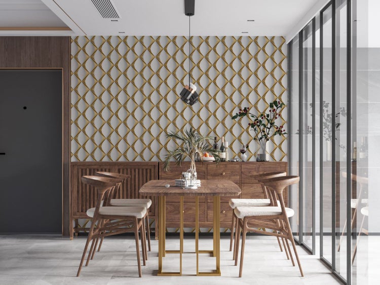 Frau berührt Wandpaneel mit geometrischem Muster in Goldoptik