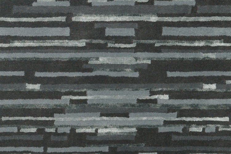 Strukturierter Teppichboden mit horizontalen, unregelmäßigen Streifen in verschiedenen Grautönen und Anthrazit.