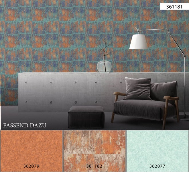 Raumansicht mit gemusterter Tapete, Sessel und Stehlampe