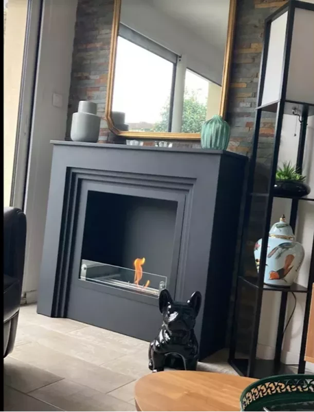 Dekorativer Kamin mit Ethanolfeuerstelle in einem Wohnraum.